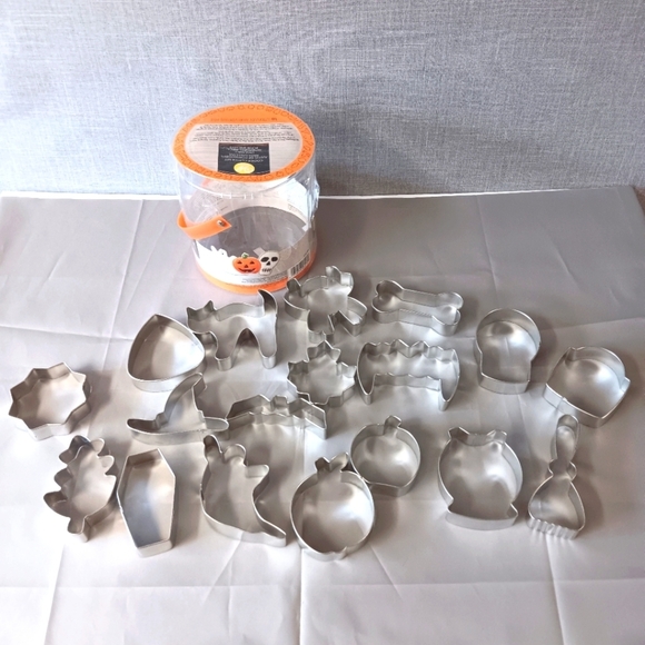 18  Wilton Halloween Cookie Cutters Metal New Open Box Ghost Bat Skull Gothic - Picture 1 of 7
